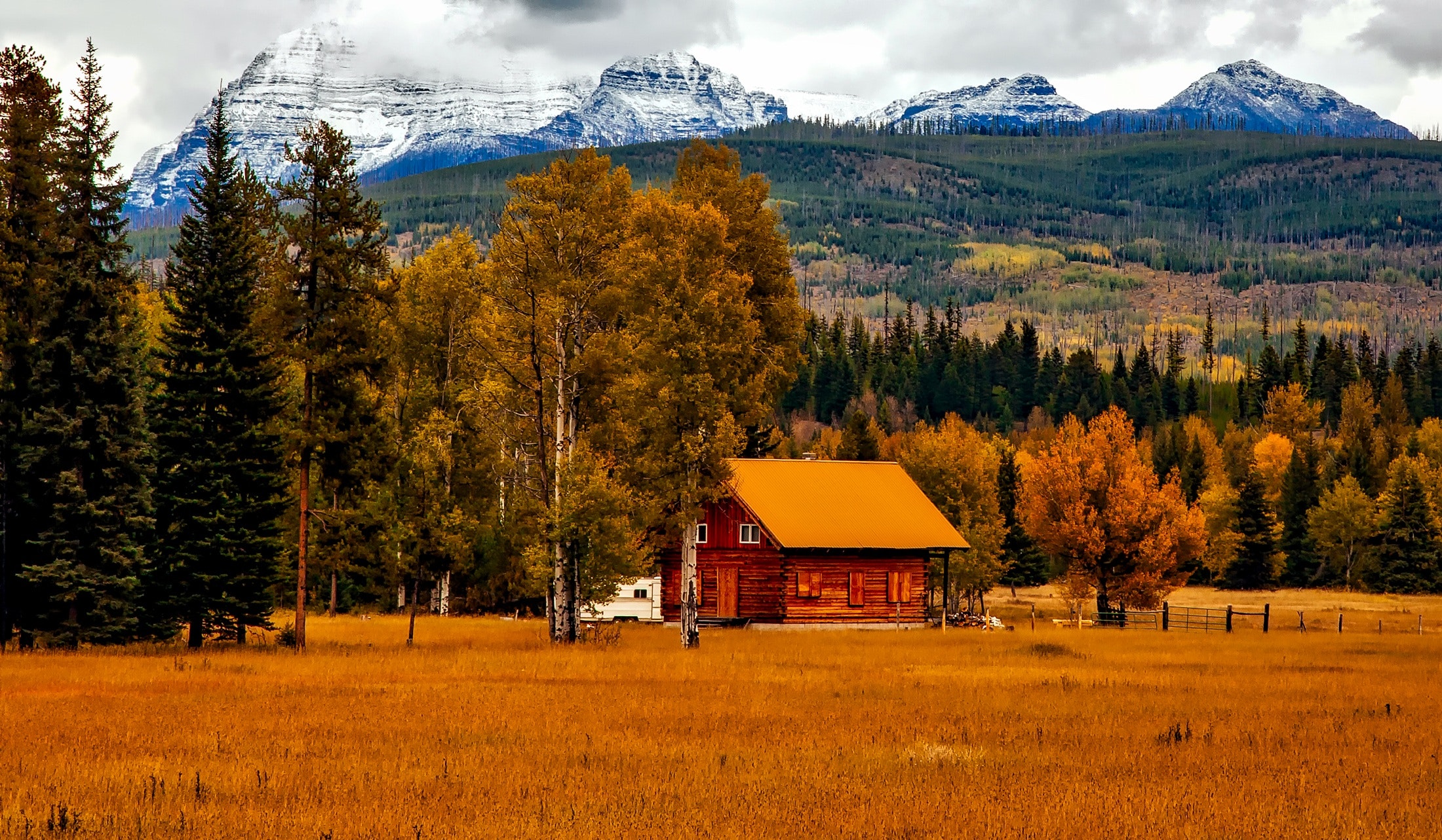 Landscape shot with a barn in Colorado